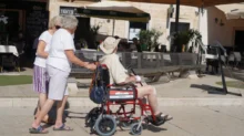 Senioři s invalidním důchodcem na vozíku
