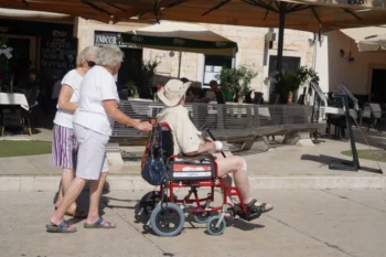 Senioři s invalidním důchodcem na vozíku