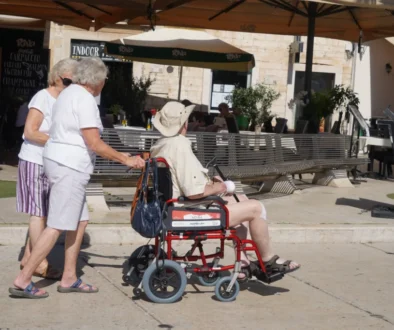 Senioři s invalidním důchodcem na vozíku