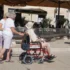 Senioři s invalidním důchodcem na vozíku