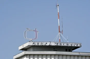 Záběr během jasného dne na střechu české veřejnoprávní televize s jejím logem