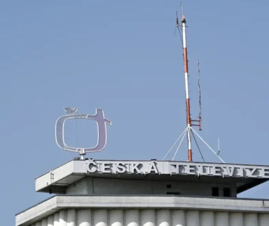 Záběr během jasného dne na střechu české veřejnoprávní televize s jejím logem