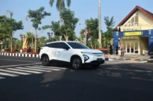 Auto Chery Omoda jede po silnici.