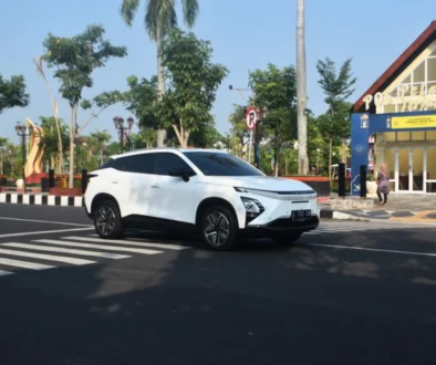 Auto Chery Omoda jede po silnici.