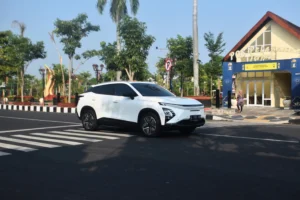 Čínské SUV má závažný problém. Za jízdy mu z ničeho nic odpadnou zadní kola. Úřady už zakázaly jeho registraci