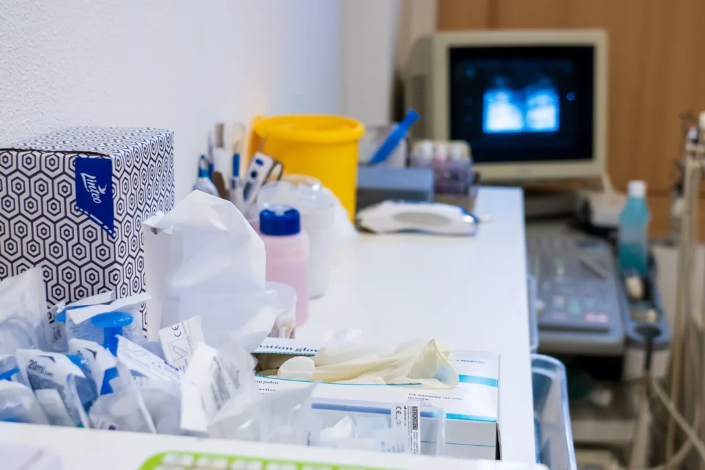 shutterstock_2605303185 - Techsvět Na stole leží prášky a další věci.