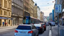 V Praze na silnici stojí auta.