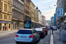 V Praze na silnici stojí auta.