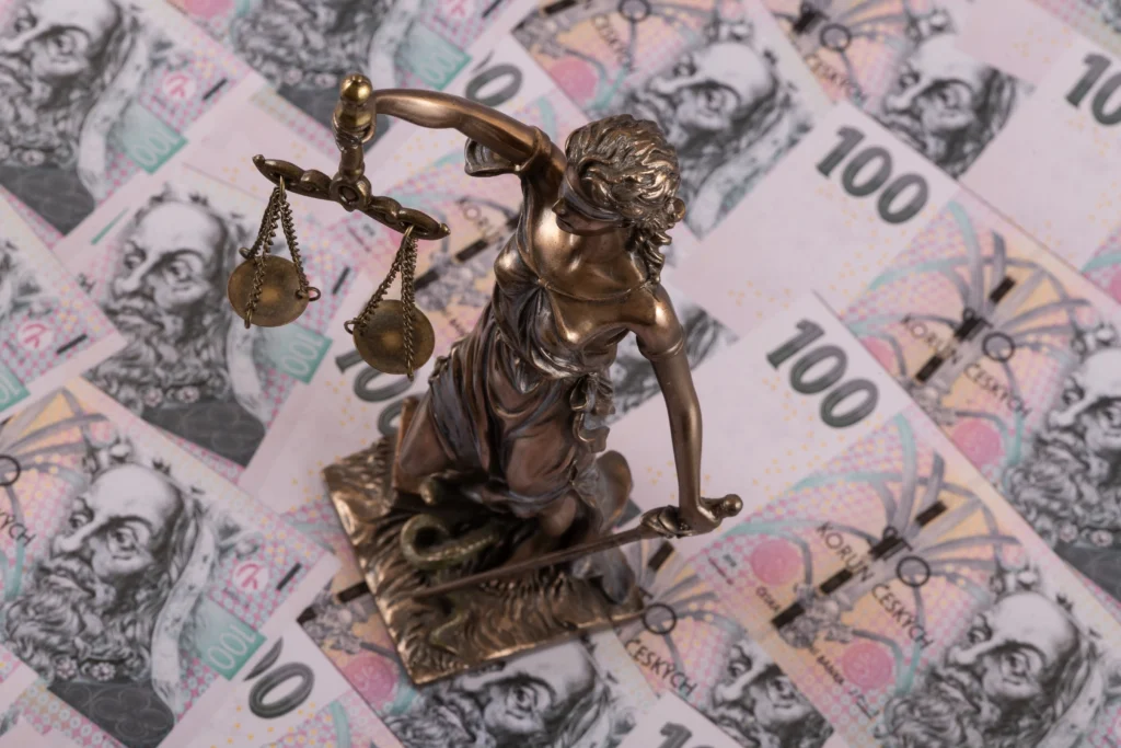 shutterstock_2758776859-2 - Techsvět Váha a české stokorunové bankovky