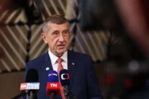Andrej Babiš připustil další diskusi ohledně plánovaného zrušení koncesionářských poplatků. Nacher si sype popel na hlavu