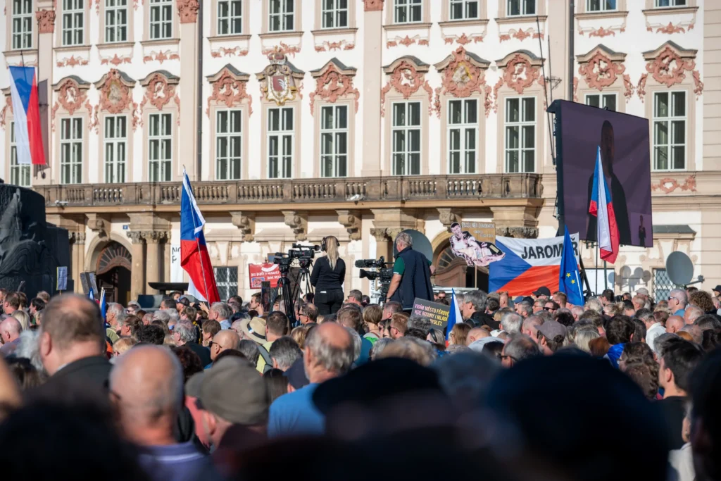 shutterstock_2852032967-2 - Techsvět Demonstrace na Staroměstském náměstí